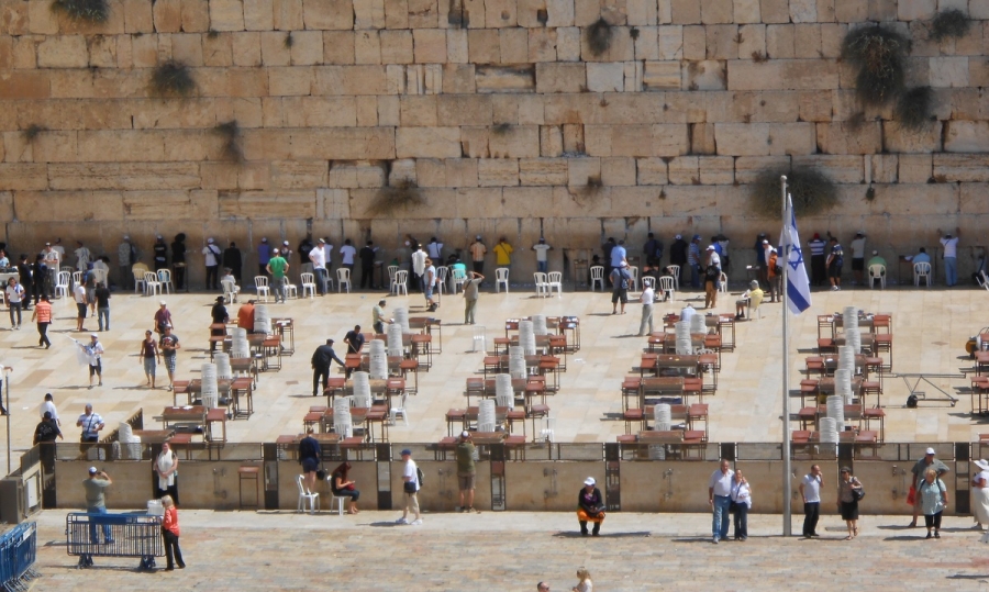 Na zdjęciu ludzie modlący się przed Ścianą Płaczu w Izraelu