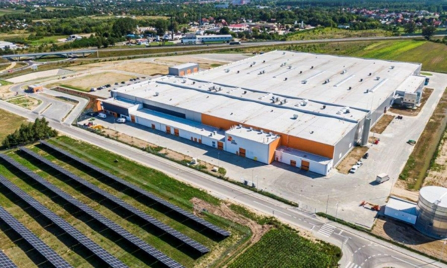 Na zdjęciu hala fabryki w Bełchatowie - widok z drona